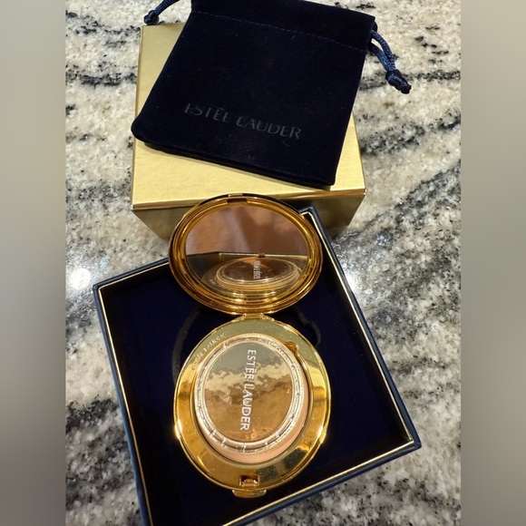 Estée Lauder golden peacock compact with velvet case. Light/medium. 02 - Picture 1 of 9